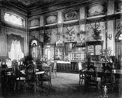 Neugotischer Warteraum im Bahnhofs­gebäude Nordstemmen, 1858 bis 1860 von Hase ausgestaltet