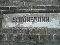 Historisches Sta­tions­schild an der Wien­tal­linie