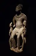 Männliche Figur mit Zwillingen, Ethnologisches Museum Berlin