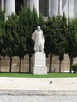 Skulptur des Bildhauers Georgios Bonanos vor der Bibliothek