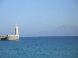 Hafenmauer, am Horizont die marokkanische Küste mit dem Berg Dschebel Musa