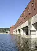 Das Stauwehr des Kraftwerks (Oberwasser)