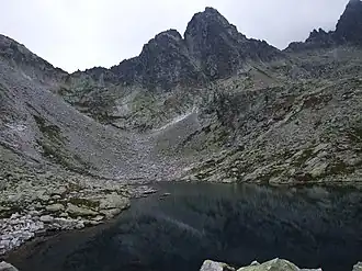 Der Ostrý štít in der Mitte, mit dem Nebengipfel Malý Ostrý štít links der Scharte Prielom v Ostrom, oberhalb der Seegruppe Sivé plesá