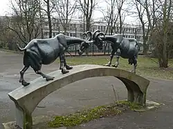 Zwei Ziegen auf einer Brücke Berlin (1977)