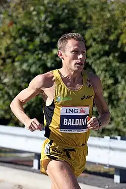 Der aktuelle Olympiasieger, zweifache WM-Dritte (2001/2003) und Europameister von 1998 Stefano Baldini gab von Krämpfen geplagt bei km&nbsp;35&nbsp;auf