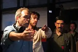 Foto einer Filmcrew bei einer Besprechung