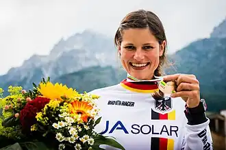 Steffi Marth mit ihrer Bronzemedaille von den UCI-Mountainbike-und-Trial-Weltmeisterschaften 2014