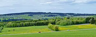 Blick vom Galgenberg über die K&nbsp;34 (Stein–Hof) hinweg nordnordwestwärts zur Südseite des Stegskopfs