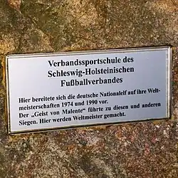 Stein vor der Sportschule Malente