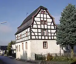 Der Steinfelder Gutshof, eine barocke Hofanlage aus dem 18. Jahrhundert, ist einer von mehreren Gutshöfen, die die Abtei Steinfeld in Marmagen besaß. Größe und Lage lassen vermuten, dass es sich hierbei um den Herrenhof handelte, in dem der Abt von Steinfeld als Marmagener Gerichtsherr Recht sprach und an den die zehntpflichtigen Marmagener Bauern ihre Abgaben am St.&nbsp;Martinstag zu liefern hatten.