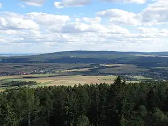 Blick vom Hausbergturm südsüdostwärts zum etwa 10&nbsp;km entfernten Steinkopf