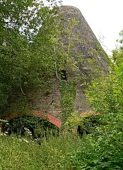 Der noch überwucherte Glashüttenturm (2007) und mittlerweile eingezäunte Glashüttenturm (2011)