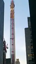 Der Turm nach Erreichen der Endhöhe von der Sixth Avenue aus am 19.&nbsp;Juli 2019