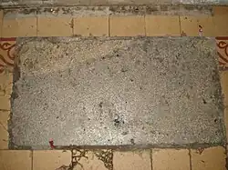 Sekundär verwendete barocke Gruftplatte, oder Zitat des alten Steinplattenbodens&nbsp;– Kaiserstein