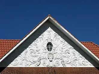 Stuckdekor am Pastoratsgiebel