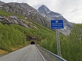 Der Stetind aus Nordosten gesehen mit dem dortigen Tunnelportal