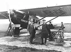 Eine Dornier Merkur der Deruluft bei der Eröffnung des Flugplatzes Stettin 1927. Im Vordergrund von links nach rechts: der schwedische Transportminister Carl Meurling und der Stockholmer Stadtrat Yngve Larsson.