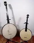 5-saitiges Cellobanjo und ein Banjeaurine von S.S.&nbsp;Stewart