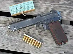 Eine Steyr-M1912-Pistole mit 9×23-mm-Steyr-Munition in einem Ladestreifen.