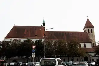 Südseite mit Parkplatz im Vordergrund