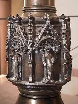 Heiligenfiguren am Knauf