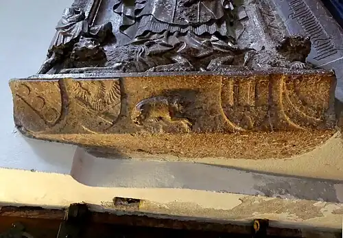 Wappenleiste am Fuße des Grabmals von Propst Peter Pienzenauer