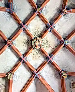 Netzgewölbe im Seitenschiff mit Kirchenpatron Goar im Schlussstein