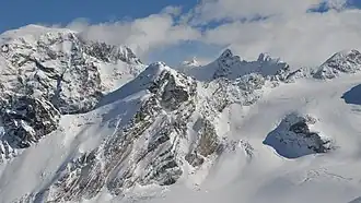 Blick von Westen auf den nordwestlichen Teil des Ortler-Hauptkamms: ganz links der Ortler, daneben unter anderem Zebrù, Thurwieserspitze und Trafoier Eiswand