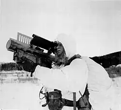 US-Soldat testet 1978 eine Stinger unter winterlichen Wetterbedingungen in Alaska