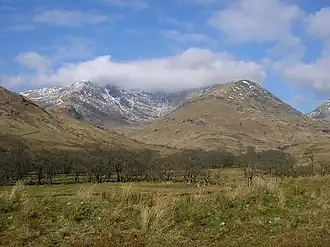 Blick von der A85 am Nordostende von Loch Awe auf den Stob Diamh