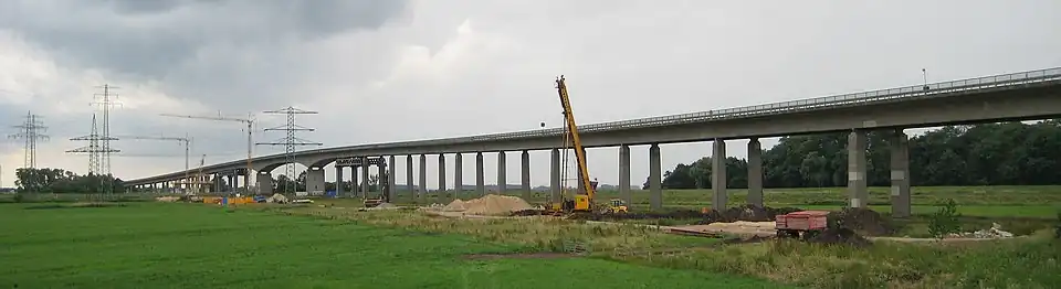 Alte Störbrücke der A&nbsp;23 zu Beginn der Bauarbeiten; zu beachten ist die schon seit Jahren vorhandene stählerne Abstützung rechts und links der Flussüberquerung.