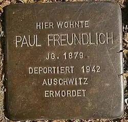 Paul Freundlich vor der Fruchtallee 27