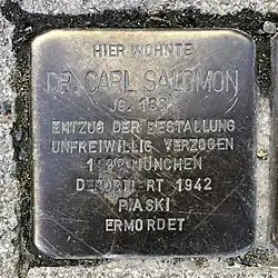 „Hier wohnte Dr. Carl Salomon“, Jahrgang 1881, nach Entzug der Bestallung 1939 unfreiwillig verzogen nach München, 1942 nach Piaski deportiert und ermordet