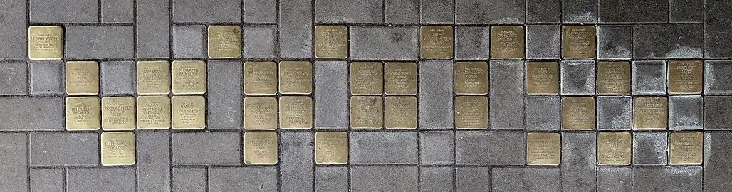Stolpersteine vor dem Haupteingang der Königin-Luise-Schule, Foto von 2024