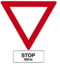 Zusatztafel für Zeichen „Vorrang geben“: In 100 Metern folgt eine Stopp-Tafel