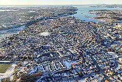 Luftbild einer am Meer gelegenen Stadt