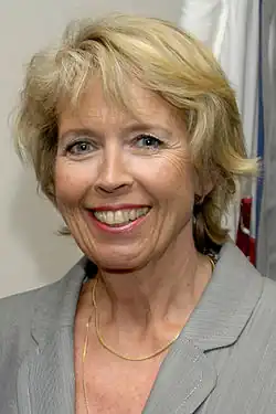 Porträtfoto einer in die Kamera lachenden Frau