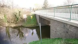 Straßenbrücke im Ort Kloster Lehnin, führt die Landesstraße 88 über den Emster Kanal