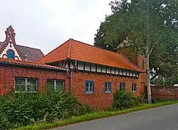 Wirtschaftsgebäude mit Trafoturm