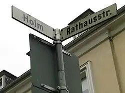 Das Straßenschild der Rathausstraße sowie des Holmes