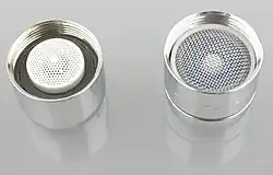 Strahlregler mit Wassermengenregler, Innenseite; links Kunststoff-, rechts Metalleinsatz