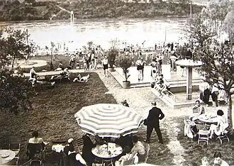 Obere Terrasse mit Restauration, untere Terrasse mit Sportwiese