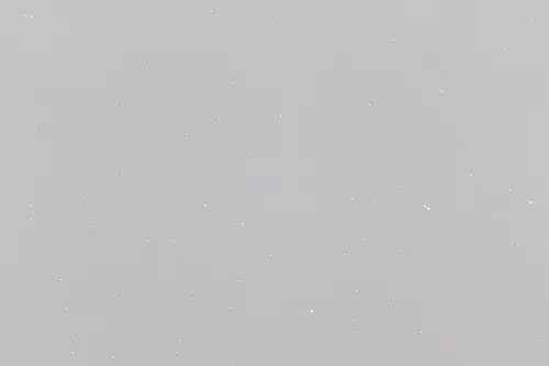 Originalaufnahme: unten am Bildrand in der Mitte Alkaid, rechts der Mitte der Doppelstern Mizar mit Alkor und rechts am Bildrand Alioth; die Galaxie Messier 101 ist ein kleiner diffuser Lichtfleck in der Bildmitte.