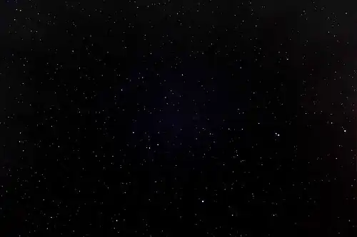 Streulicht halbiert: die dunklere Hälfte des Streulichts wurde auf schwarz gesetzt, das blaue Licht der Rayleigh-Streuung ist in der Bildmitte noch erkennbar.