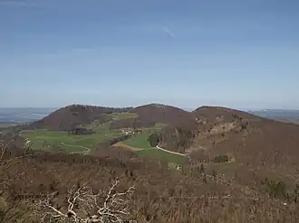 Der Strihe: Links Nebengipfel mit Sendeanlage, in der Bildmitte der höchste Punkt. Rechts der Asperstrihe.