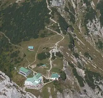 Stripsenjoch mit Stripsenjochhaus-Gebäuden gesehen von der Hinteren Karlspitze