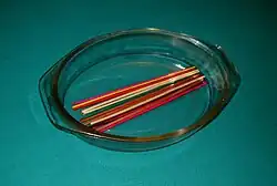 Was man braucht: Stroh-, also Getreidehalme, eine Schere und einen Faden