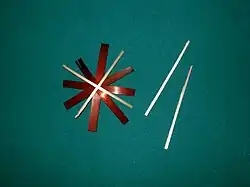 Die Halme werden jeweils über Kreuz gelegt. Die entstandenen Kreuze werden nun versetzt aufeinander gelegt.