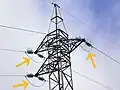 Stromschlaufen (mit Pfeilen markiert) an einem Mittelspannungsmast