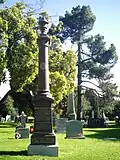 Grabmal von Christian und Helene Strybing im Cypress Lawn Cemetery in Colma bei San Francisco.